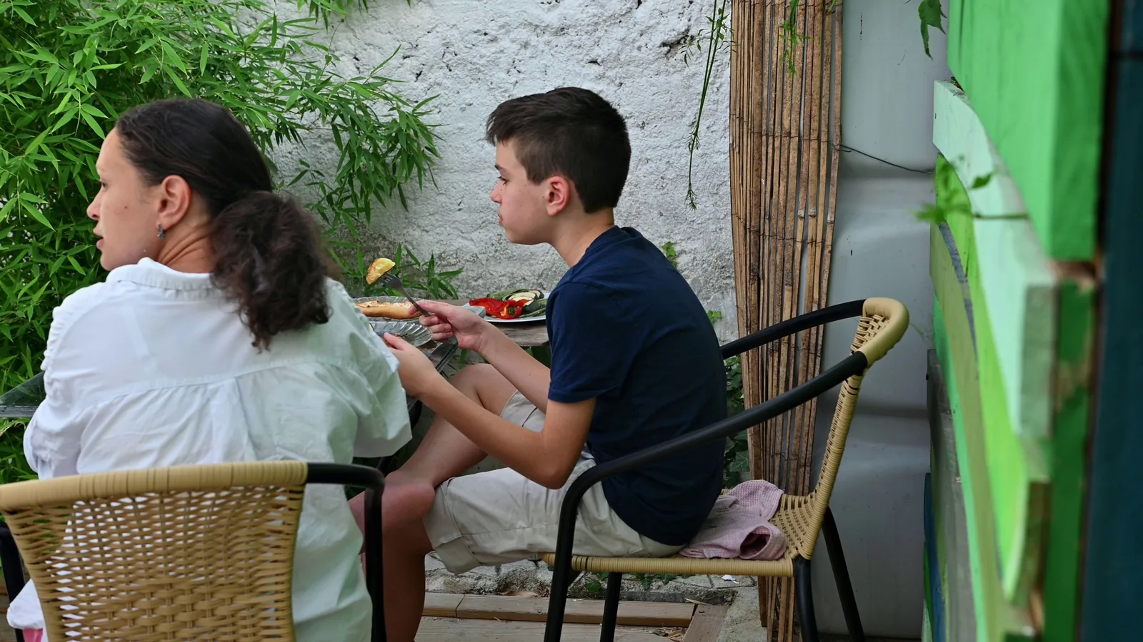 How To Create A Small Outdoor Dining Space cover image
